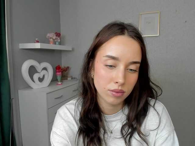 le modèle adeleLive est en webcam porno dans un show sur le site bongacams, il possède les tags suivants: White/Caucasian,Brunette,Shaved