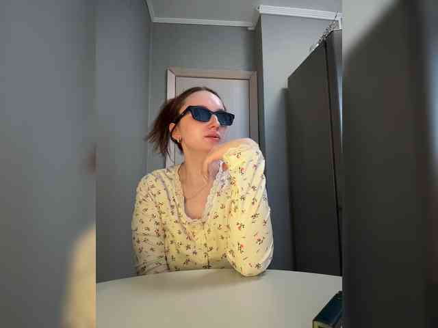 Kira_Beliesss webcam