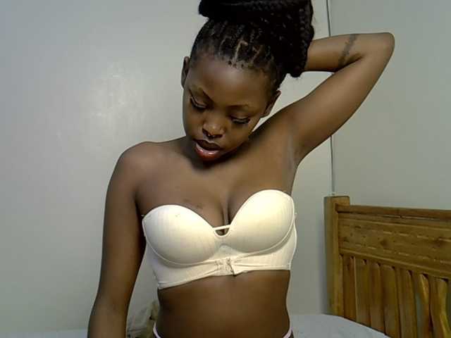 Prettybeca live cam on BongaCams