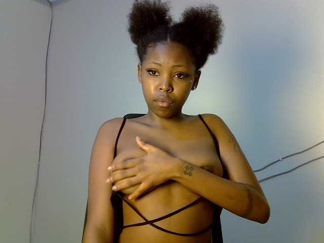 Prettybeca live cam on BongaCams