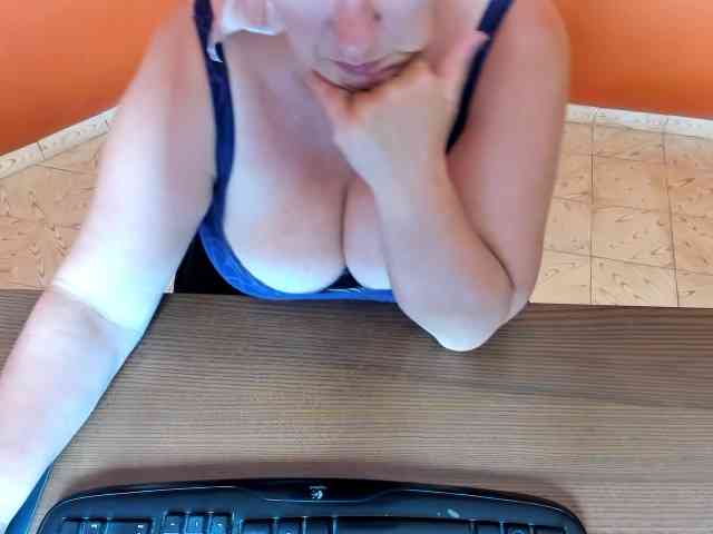 NikkiHollandxxx webcam