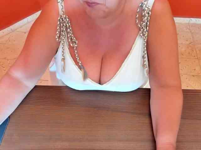 NikkiHollandxxx webcam