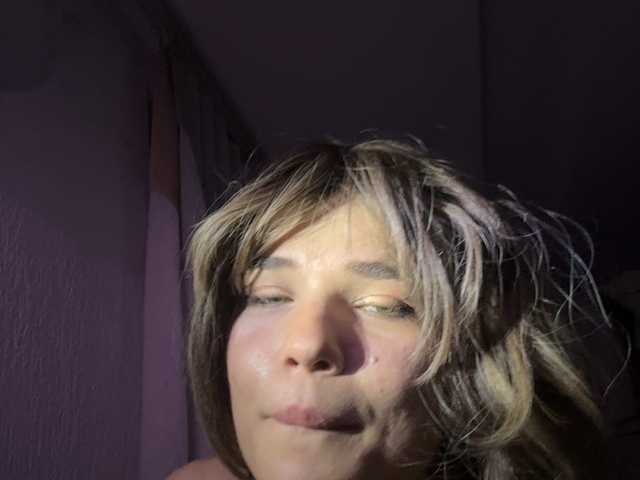 Mishaweet live cam on BongaCams