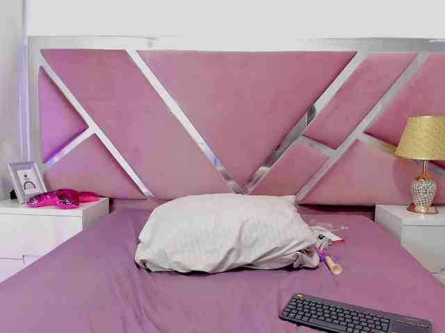 AvieRose webcam