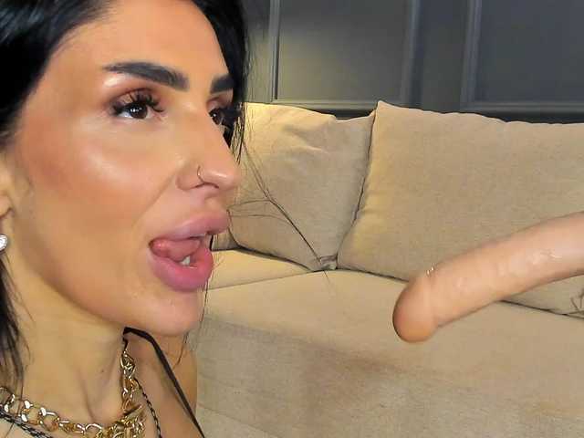 BrainyBelle — live female cam