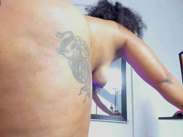 Model: Lilicameron