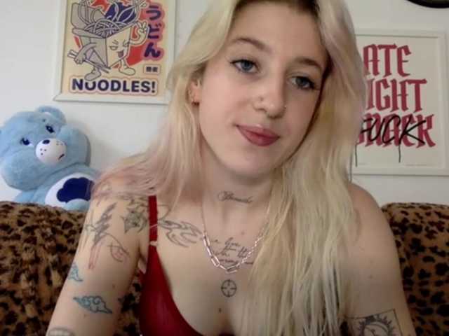 EmmyHot live cam on BongaCams