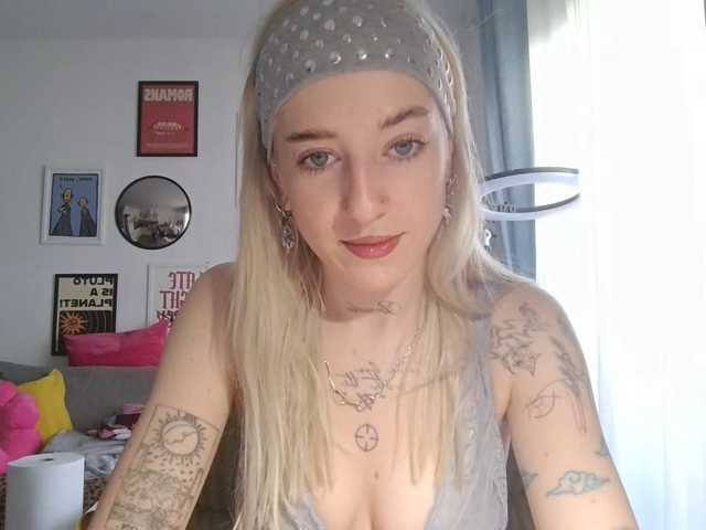 EmmyHot live cam on BongaCams