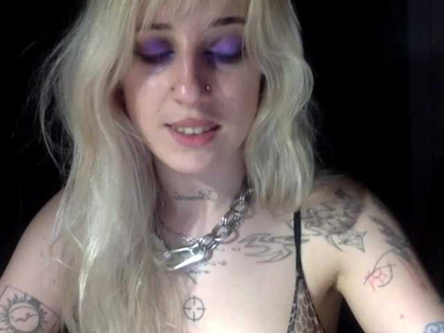 EmmyHot live cam on BongaCams