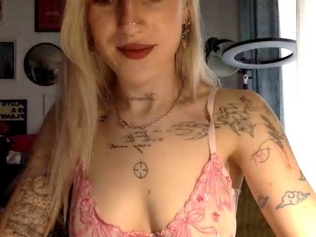 EmmyHot webcam model