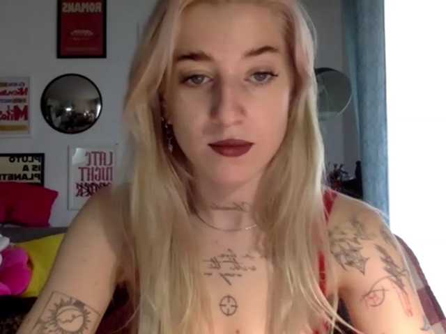 EmmyHot live cam on BongaCams