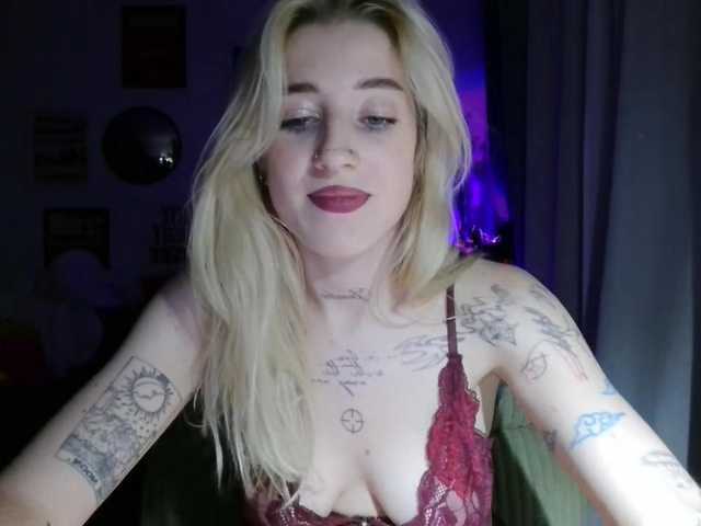 EmmyHot live cam on BongaCams