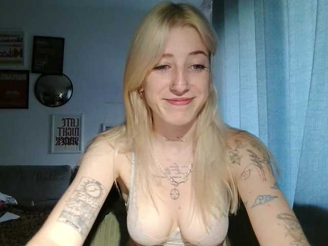 EmmyHot live cam on BongaCams