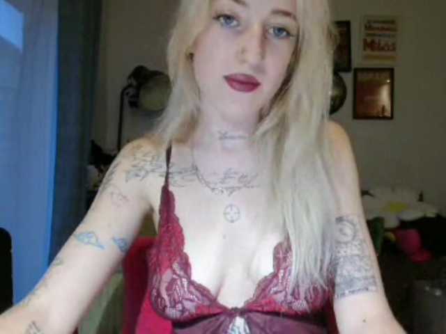 EmmyHot live cam on BongaCams