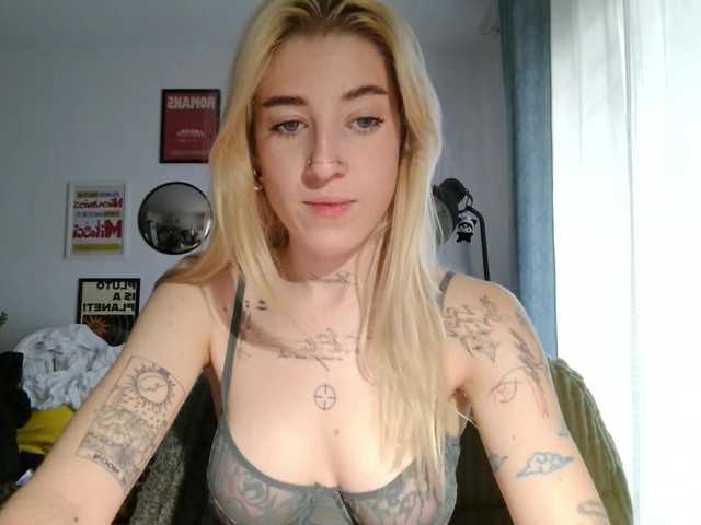 EmmyHot live cam preview