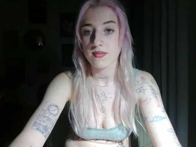 EmmyHot live cam on BongaCams