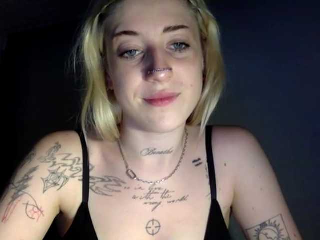 EmmyHot live cam on BongaCams