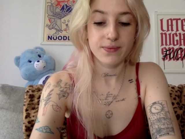 EmmyHot live cam on BongaCams