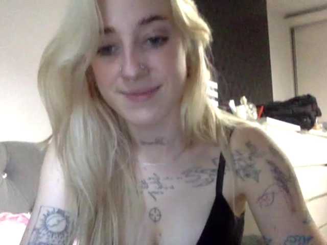 EmmyHot live cam on BongaCams