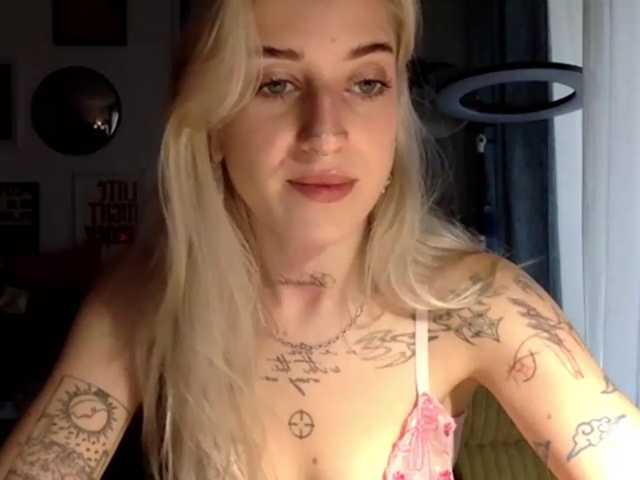 EmmyHot live cam on BongaCams