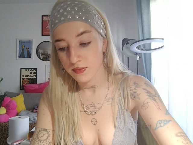 EmmyHot live cam on BongaCams