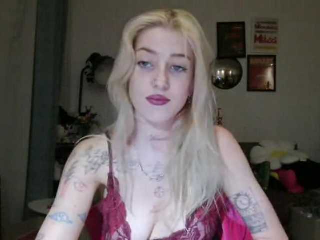 EmmyHot live cam on BongaCams