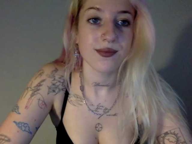 EmmyHot live cam on BongaCams