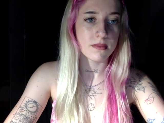 EmmyHot live cam on BongaCams