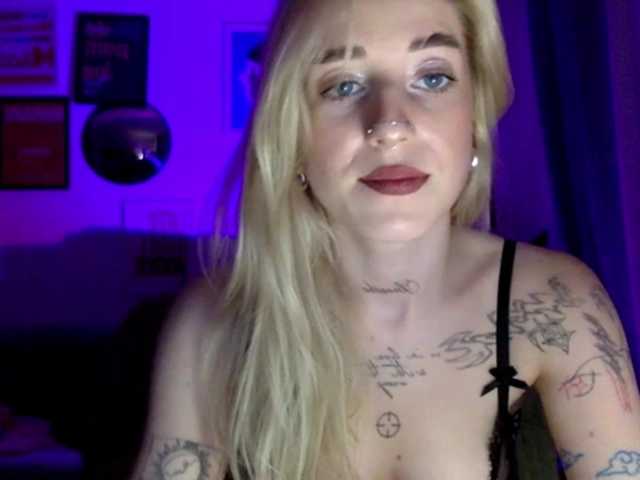 EmmyHot live cam on BongaCams