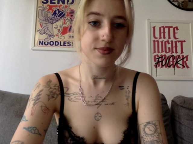 EmmyHot live cam on BongaCams