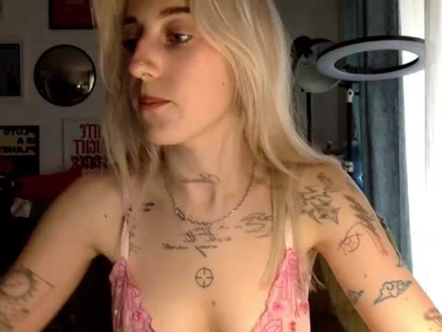 EmmyHot live cam on BongaCams