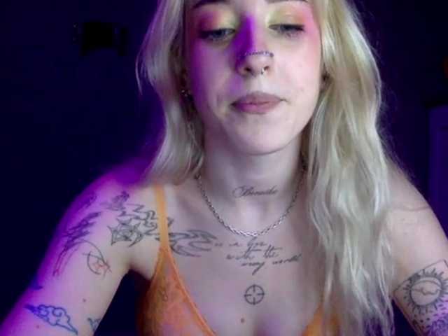EmmyHot live cam on BongaCams
