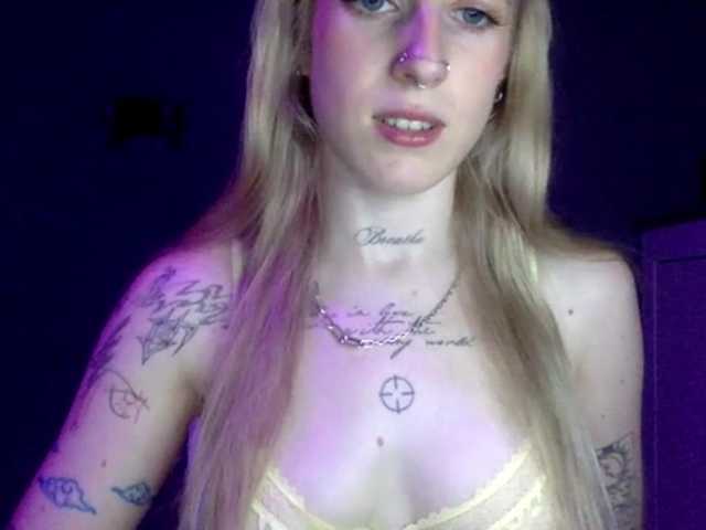 EmmyHot live cam on BongaCams