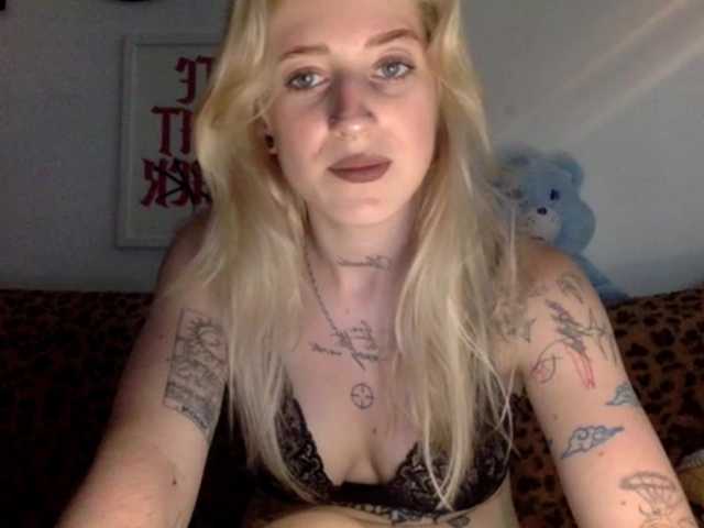 EmmyHot live cam on BongaCams