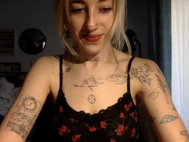EmmyHot live cam on BongaCams