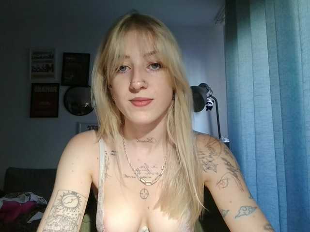 EmmyHot live cam on BongaCams