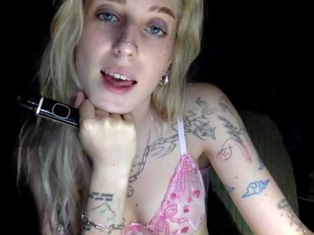 EmmyHot live cam on BongaCams