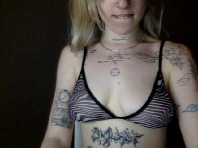 le modèle Emmyhot est en webcam porno dans un show sur le site bongacams, il possède les tags suivants: White/Caucasian,Blonde,Shaved
