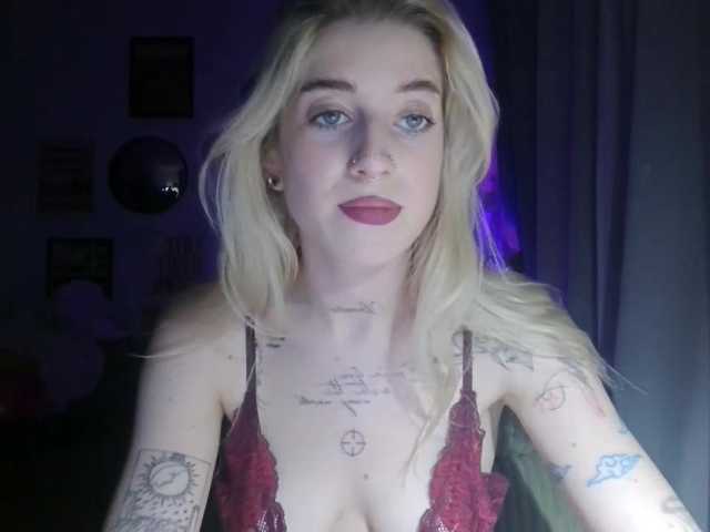 EmmyHot live cam on BongaCams