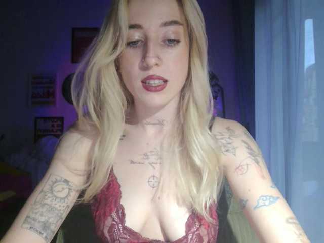 EmmyHot live cam on BongaCams
