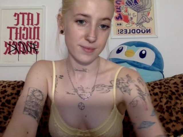 EmmyHot live cam on BongaCams