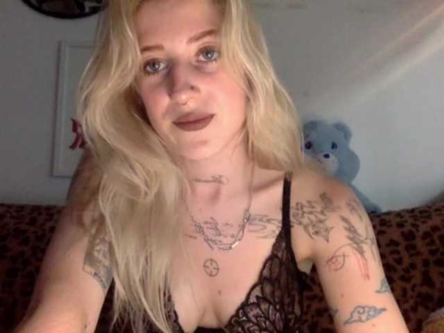 EmmyHot live cam on BongaCams