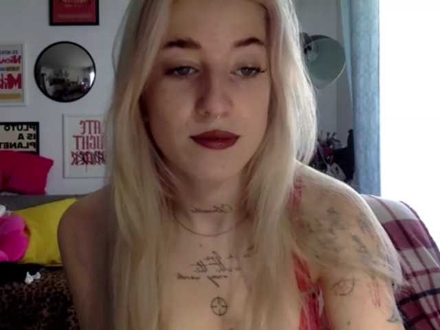 EmmyHot live cam on BongaCams