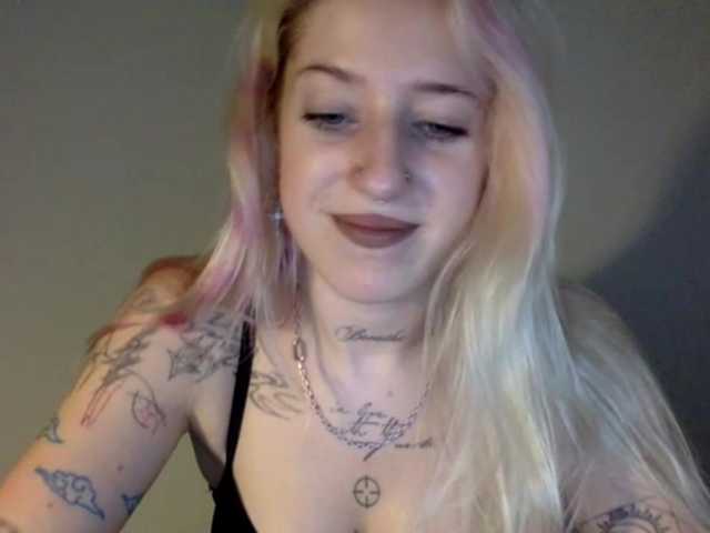 EmmyHot live cam on BongaCams