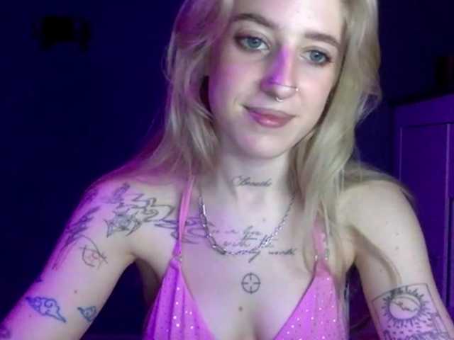 EmmyHot live cam on BongaCams