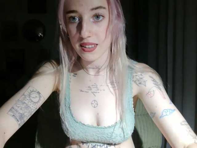 EmmyHot live cam on BongaCams