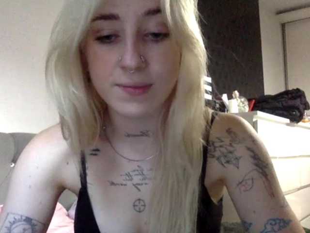 EmmyHot live cam on BongaCams
