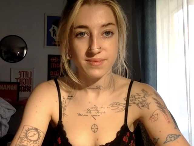 EmmyHot live cam on BongaCams