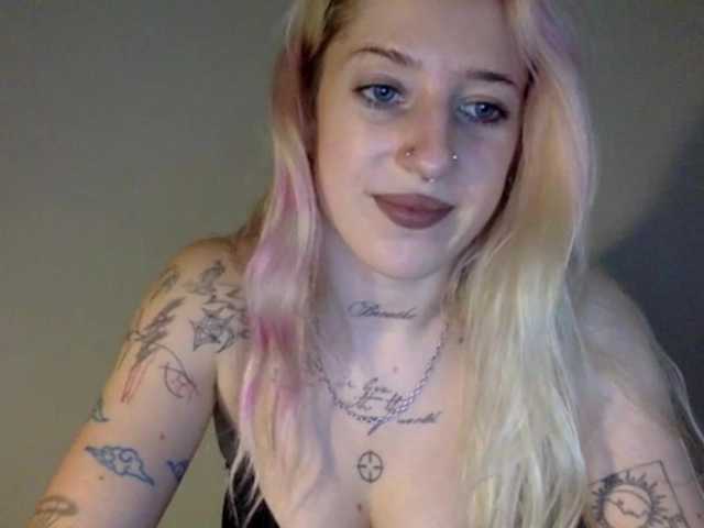 EmmyHot live cam on BongaCams