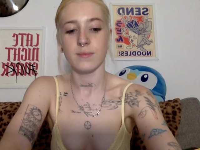 EmmyHot live webcam show